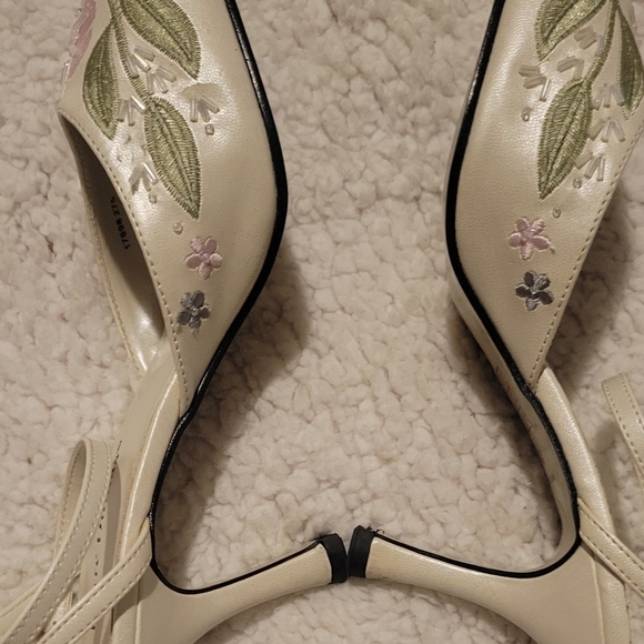 WOMENS PIERRE DUMAS LEATHER POINTED TOE CREAM FLORAL HEELS W/ ANKLE STRAP SZ 7.5 - Picture 11 of 16